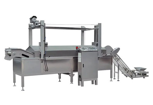 Automatic continuous fryer with external heating and temperature control for snack pellets.
