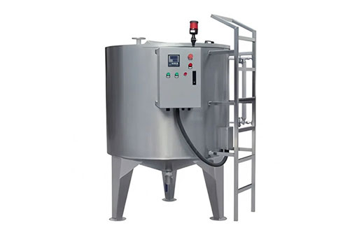 V-shaped oil storage tank with temperature control and supplementary oil pump.