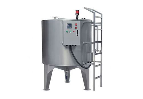 High-frequency linear vibratory de-oiling shaker removing surface oil from fried snacks.
